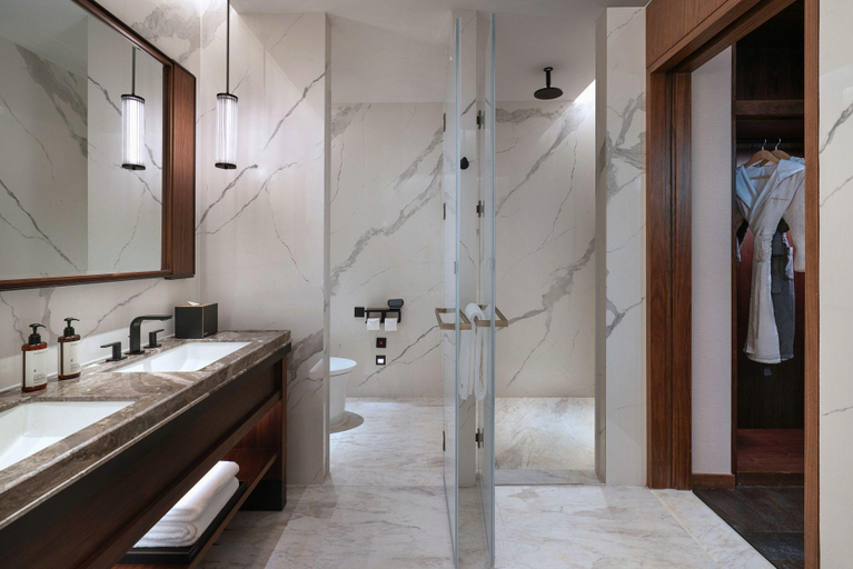 Bathroom, Grand Barony Hotel Jinan CBD 济南君廷酒店, Jinan