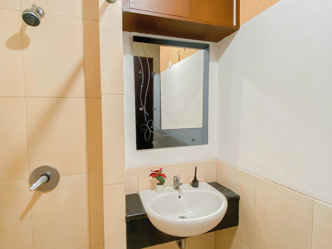 Bathroom 4, Warm Wood Accents Studio At Mangga Dua Apartment, Jakarta Pusat