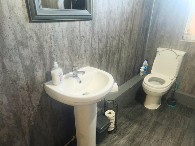 Bathroom, Pitchside Rooms, Sefton