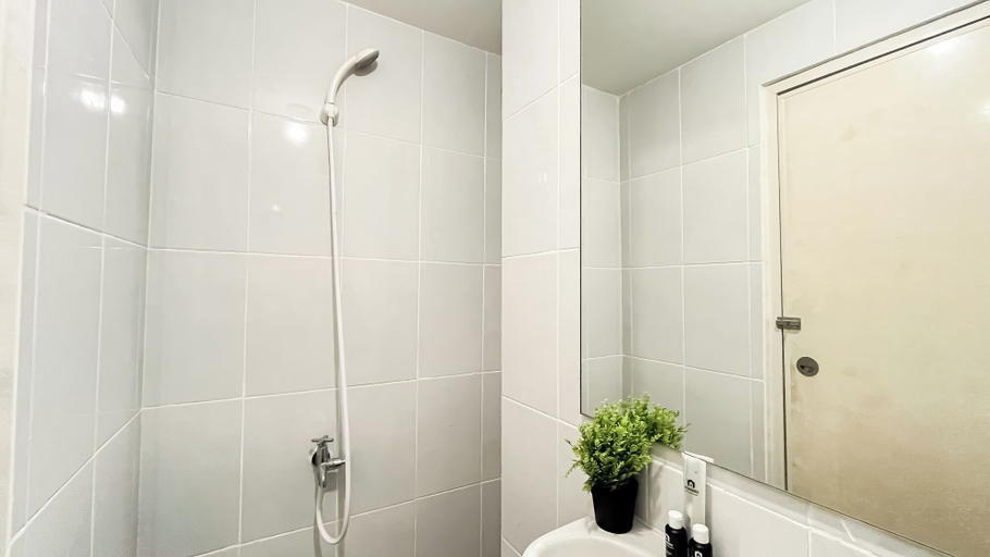 Bathroom 5, Well Designed Studio At Tokyo Riverside Pik 2 Apartment, Tangerang