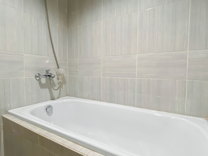 Bathroom 4, Neat 1Br At Vasanta Innopark Apartment, Cikarang