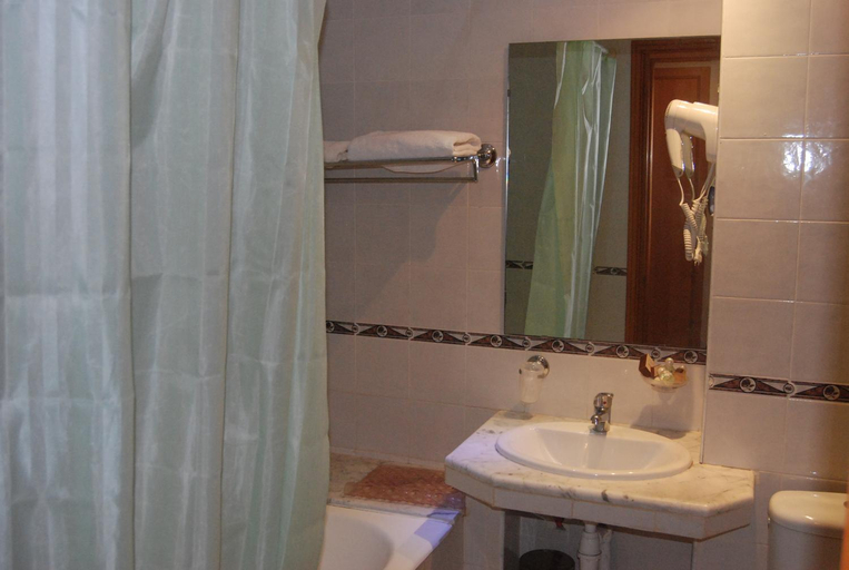 Bathroom 4, Hotel La Princesse, El Menzah