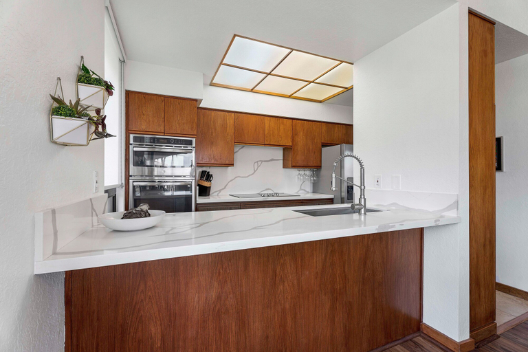 Private kitchen 3, Newly Renovated - Gorgeous Condo & Location - Vrkcv, Hawaii