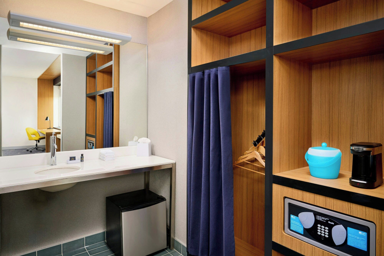 Bathroom 5, Aloft by Marriott Montreal Airport, Montréal