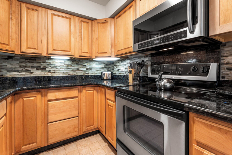 Private kitchen 3, Oceanfront Complex - Updated Ground-floor Condo w/ AC & 2 Pools - Vrkcv, Hawaii