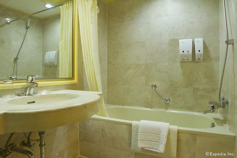 Bathroom 5, Networld Hotel Spa and Casino, Pasay City
