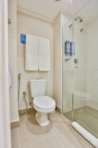 Bathroom 4, Sleep Inn Guarulhos, Guarulhos