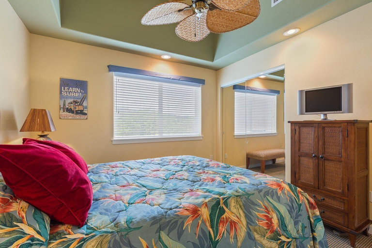Room 2, Third Floor Penthouse - AC - Excellent Views Ocean - Walk To Beach - Vrkcv, Hawaii