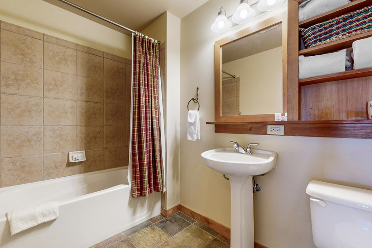 Bathroom 2, Red Hawk Lodge 2200, Summit