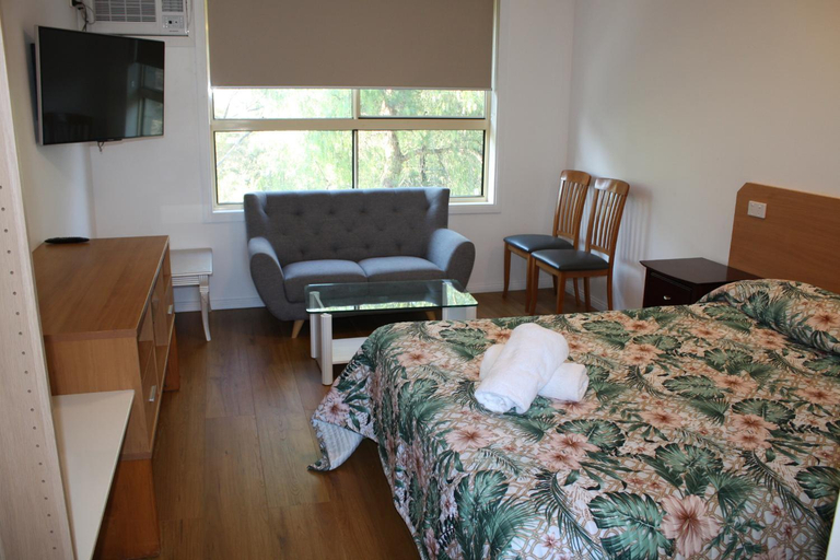 Others 3, Coburg Motor Inn, Melbourne
