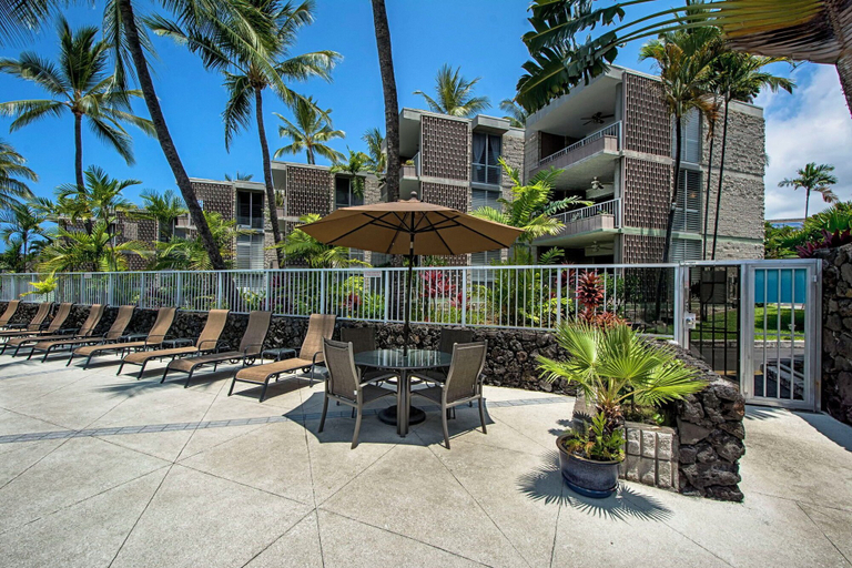 Outdoor dining 2, Oceanview Kona Condo - Pool, Lanai, Walk to Town - Vrkcv, Hawaii