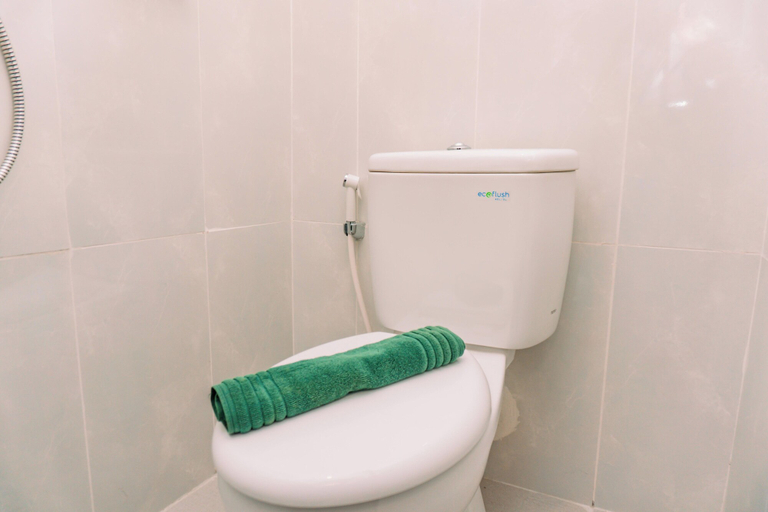 Bathroom 3, Fully Furnished And Simply Studio At Serpong Garden Apartment, Tangerang