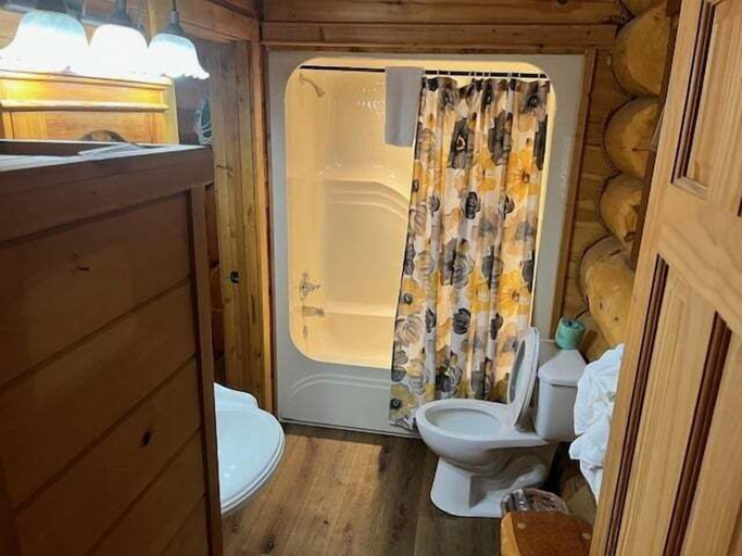 Bathroom, American Views 2 Bedroom Cabin by Heavenly Views Resort, Sevier