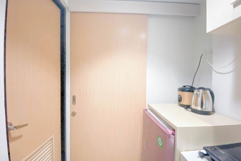 Private kitchen 2, Simple White Studio Apartment At The Alton Semarang, Semarang