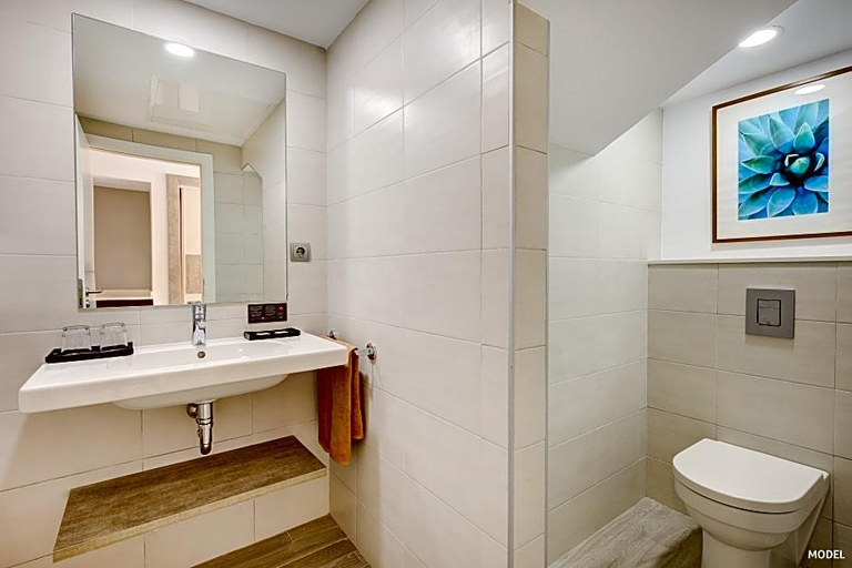 Bathroom 3, Hotel Riu Oliva Beach Resort - All Inclusive, Las Palmas