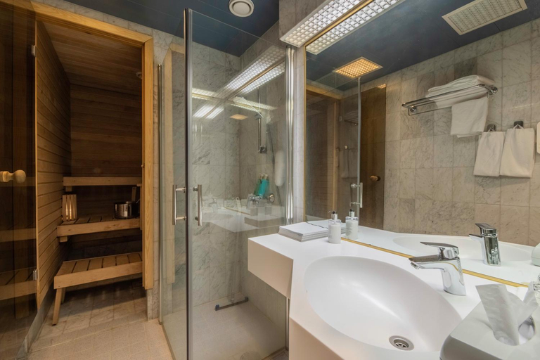 Bathroom 4, Hotel Oscar, North Savonia