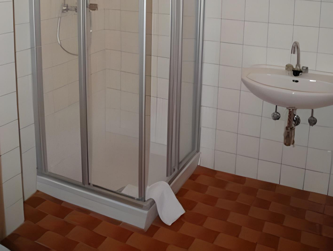 Bathroom 2, Stadthotel Schwerterbräu, Murtal