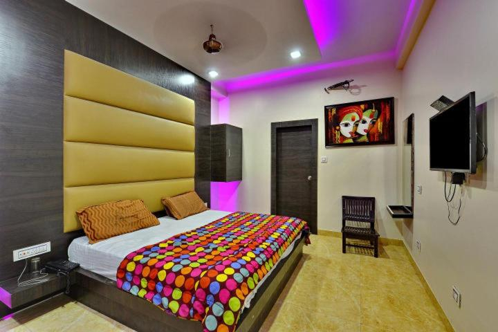 Others 5, Hotel Samrat, Gurgaon