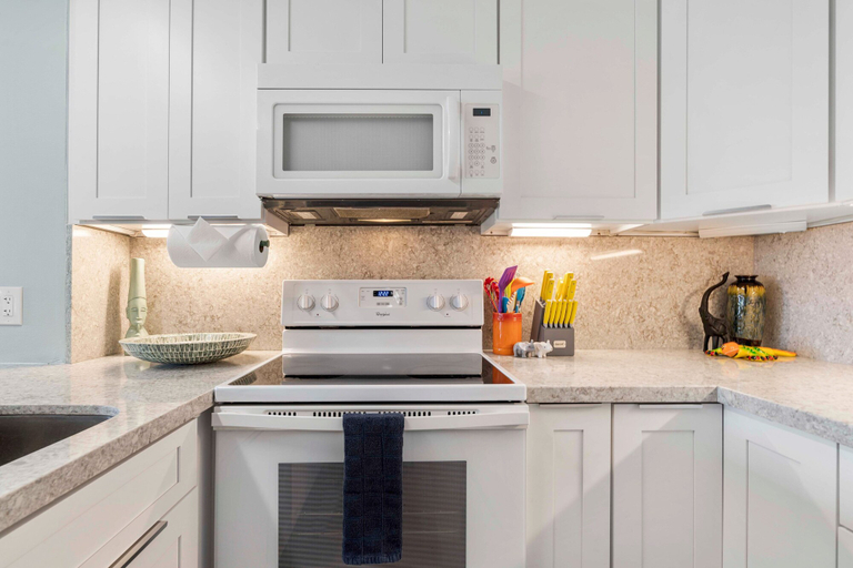 Private kitchen 3, Ocean Front Condo - Vrkcv, Hawaii