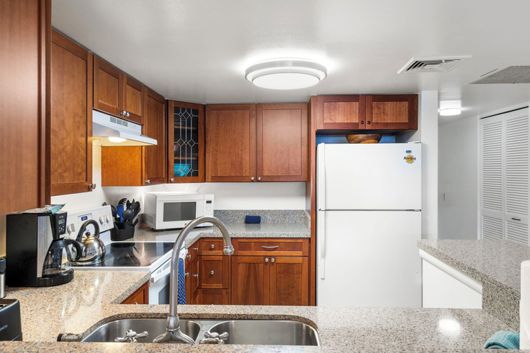 Private kitchen 2, Island Retreat With Concierge - Central AC - Walk to Beach - Vrkcv, Hawaii