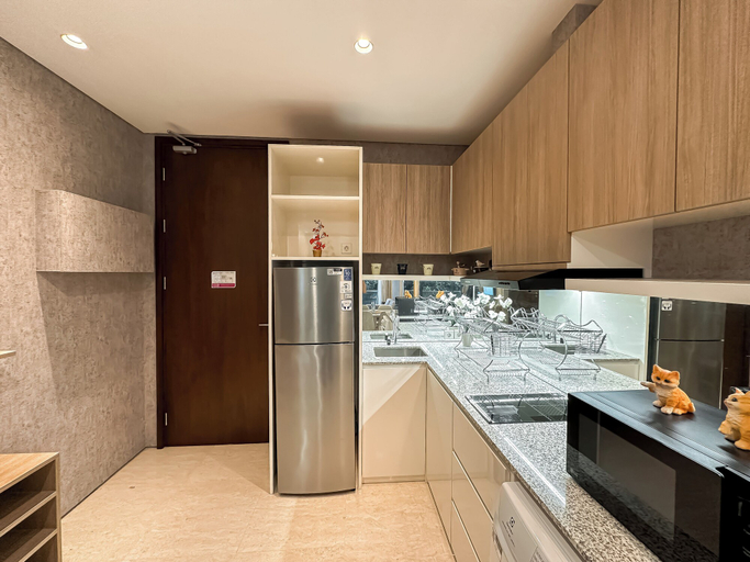 Private kitchen 3, Tranquil And Modern Haven 2Br At The Rosebay Apartment, Surabaya