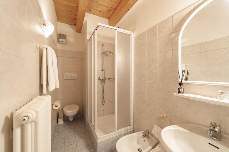 Bathroom 3, Al Bivio - Hotel & Apartments, Trento