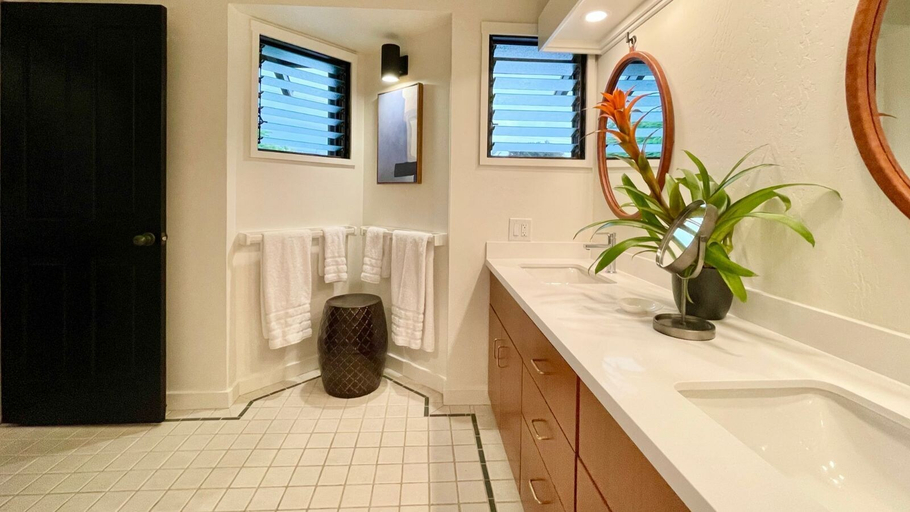 Bathroom 4, Sophisticated Oceanfront Retreat - Air-conditioned - Walk to Beach - Vrkcv, Hawaii