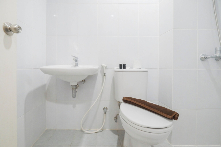 Bathroom 2, Studio Patraland Urbano Apartment, Bekasi