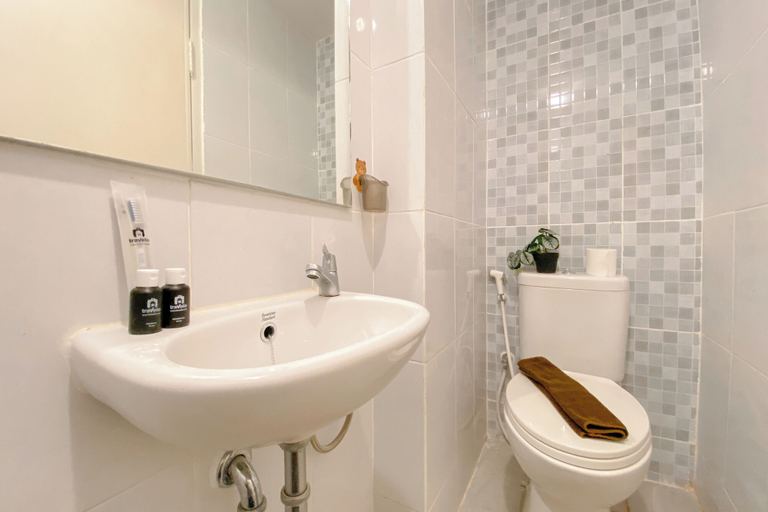 Bathroom 4, Restful And Simply Studio At Tokyo Riverside Pik 2 Apartment, Tangerang