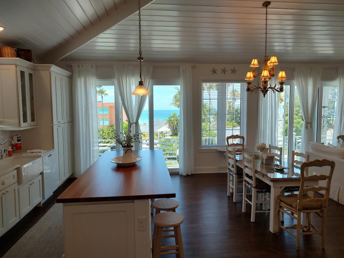 Food & Drinks, Bungalow Beach Resort, Manatee