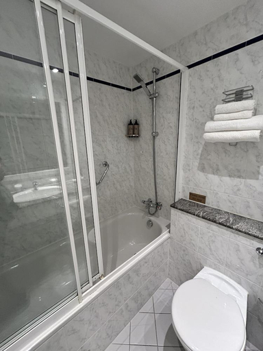 Bathroom 3, Lakeside Manor Hotel