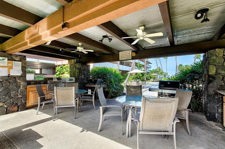 Outdoor dining 4, Complete Remodel - Ocean & Mountain Views - Concierge - Walk to Magic Sands - Vrkcv, Hawaii