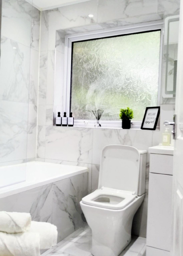 Bathroom, Spacious, Modernised 3bed house, Sefton