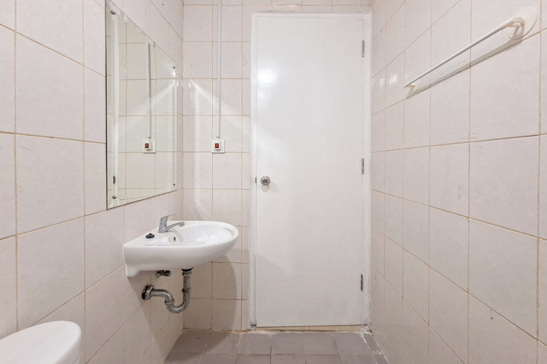 Bathroom 2, Simply Look 2Br Apartment Poris 88, Tangerang