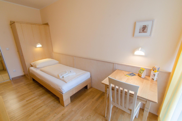 Bedroom 2, JUFA Hotel Nordlingen, Donau-Ries