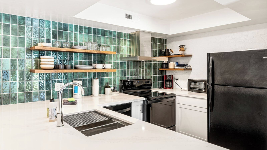 Private kitchen 3, Completely Updated - Ground Floor - Washer/dryer in Unit - Vrkcv, Hawaii