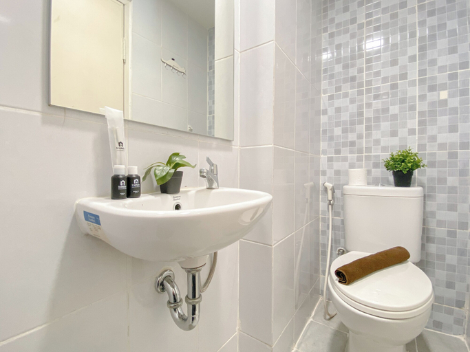 Bathroom 4, Enjoy Living Studio At Tokyo Riverside Pik 2 Apartment, Tangerang