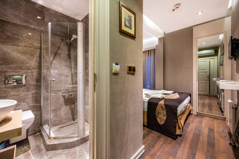 Bathroom 4, Hotel Golden Gate Topkapi, Fatih