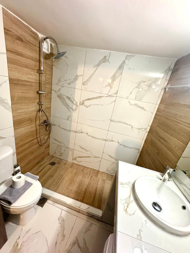 Bathroom 2, Athens City Themis 12, Attica