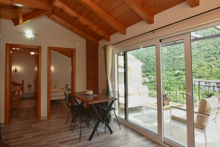 Others 5, Stone house Morinj