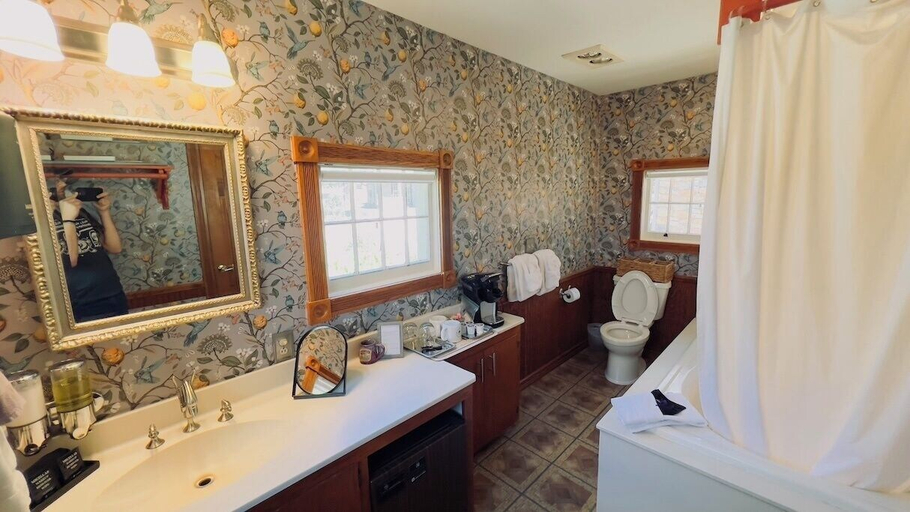 Bathroom 3, Rock Cottage Gardens B&B, Carroll