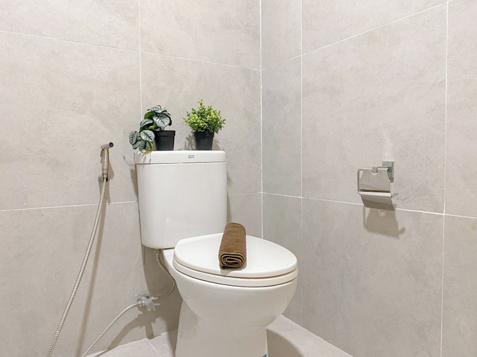 Bathroom 5, Simply Studio Apartment At Pollux Chadstone, Cikarang