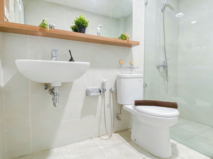 Bathroom 3, Minimalist 1Br Apartment At Mustika Golf Residence, Cikarang