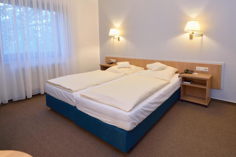 Bedroom 2, Hotel Bertram, Heidekreis