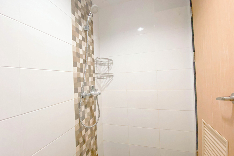 Bathroom 3, Simple White Studio Apartment At The Alton Semarang, Semarang