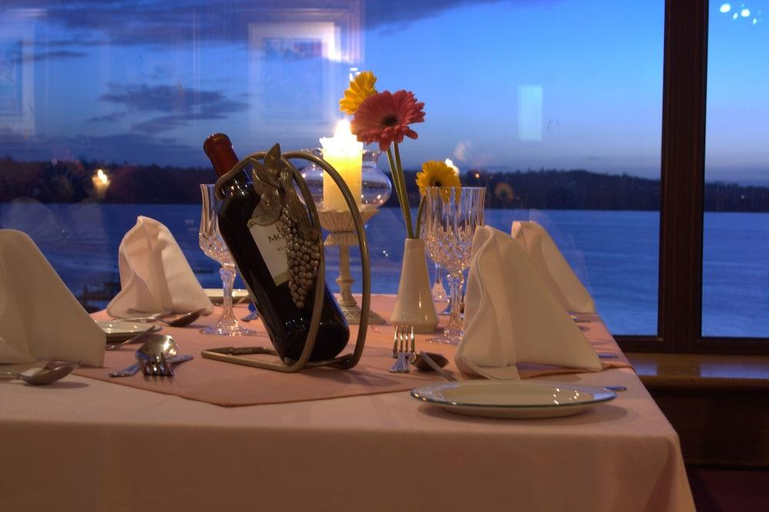 Food & Drinks 4, Lakeside Manor Hotel