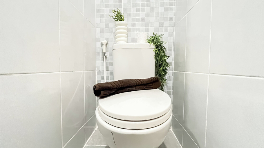 Bathroom 3, Well Designed Studio At Tokyo Riverside Pik 2 Apartment, Tangerang