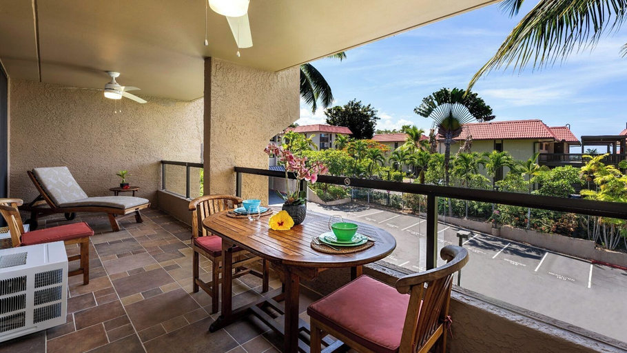 Outdoor dining 2, AC - Easy Walk to Restaurants Shopping - Concierge Included - Vrkcv, Hawaii
