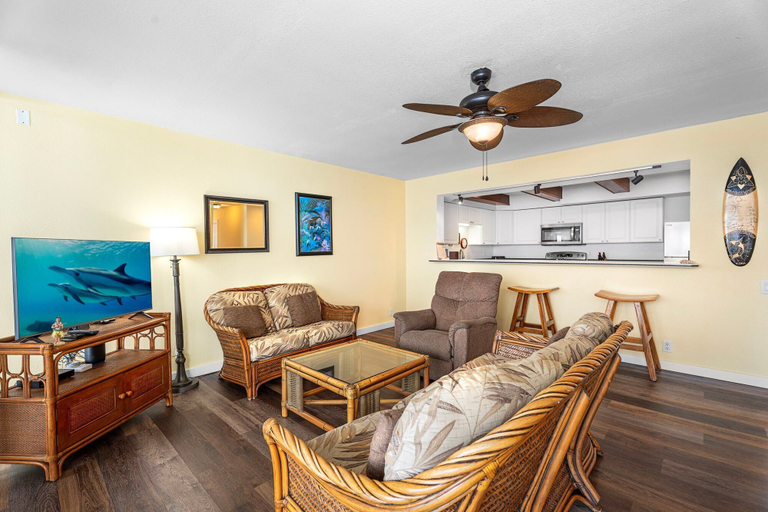 Living area 4, Ocean Front - Watch Dolphins From the Lanai - Wi-fi - Next to Beach- Vrkcv, Hawaii