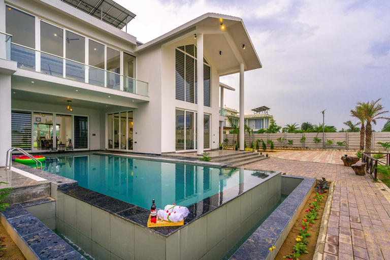 Sport & Beauty 2, StayVista at The Francolin Farm with Pool &Jacuzzi, Gurgaon